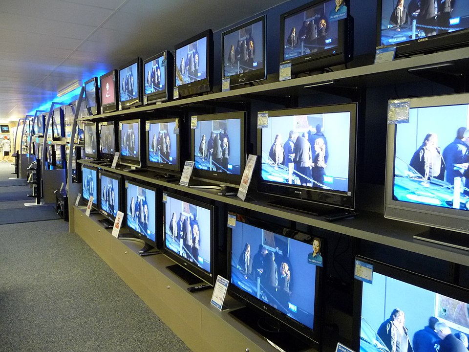 Televisores de tela plana à venda em uma loja de eletrônicos em 2008.